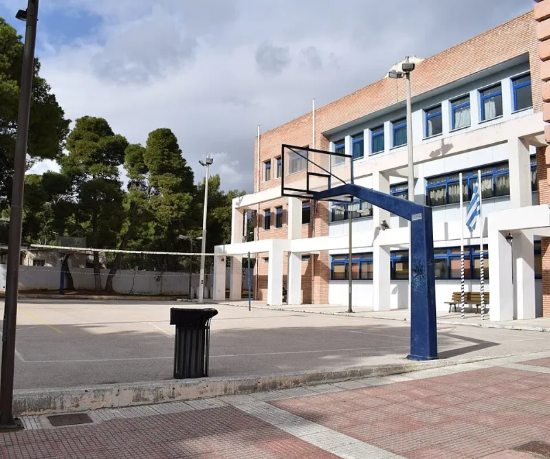 Ο Καλομοίρης Εκτός Τάξης: Η Σιωπή των Σχολικών Αναλυτικών Προγραμμάτων